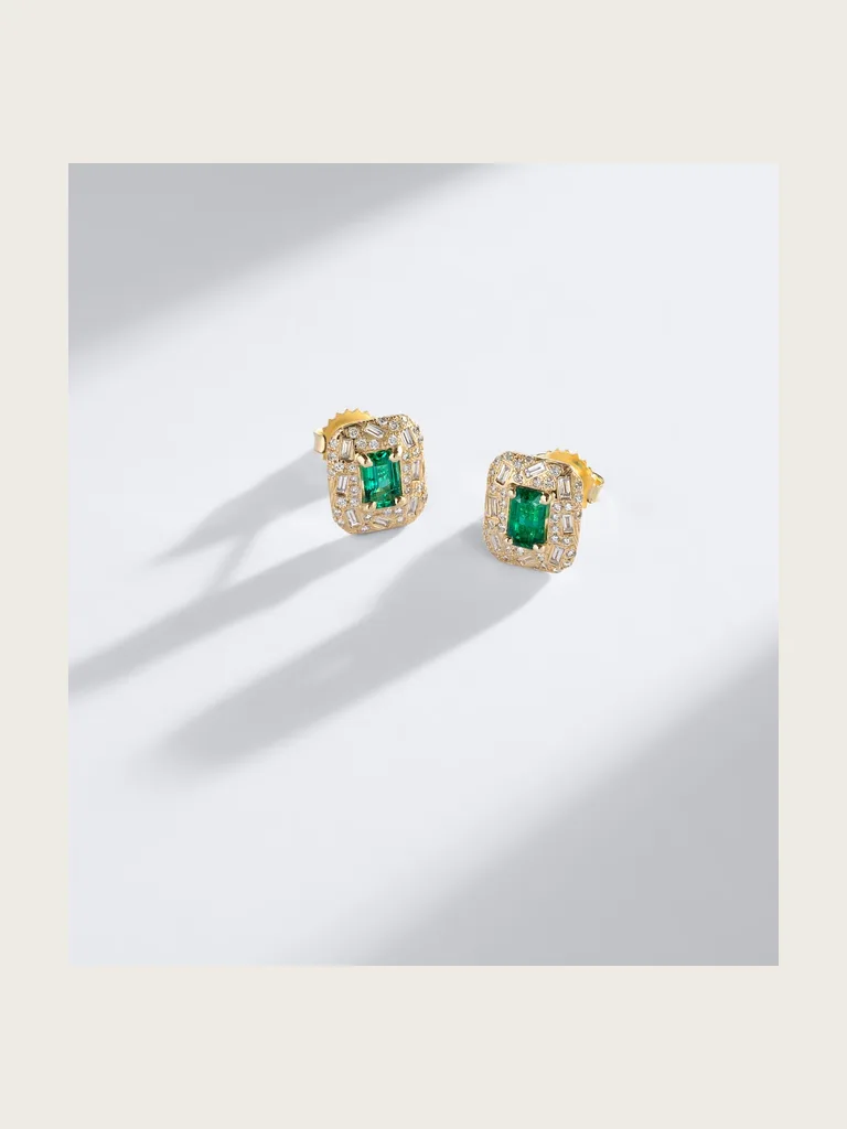 Halo Portrait 18kt gold earrings with diamonds and emeralds
